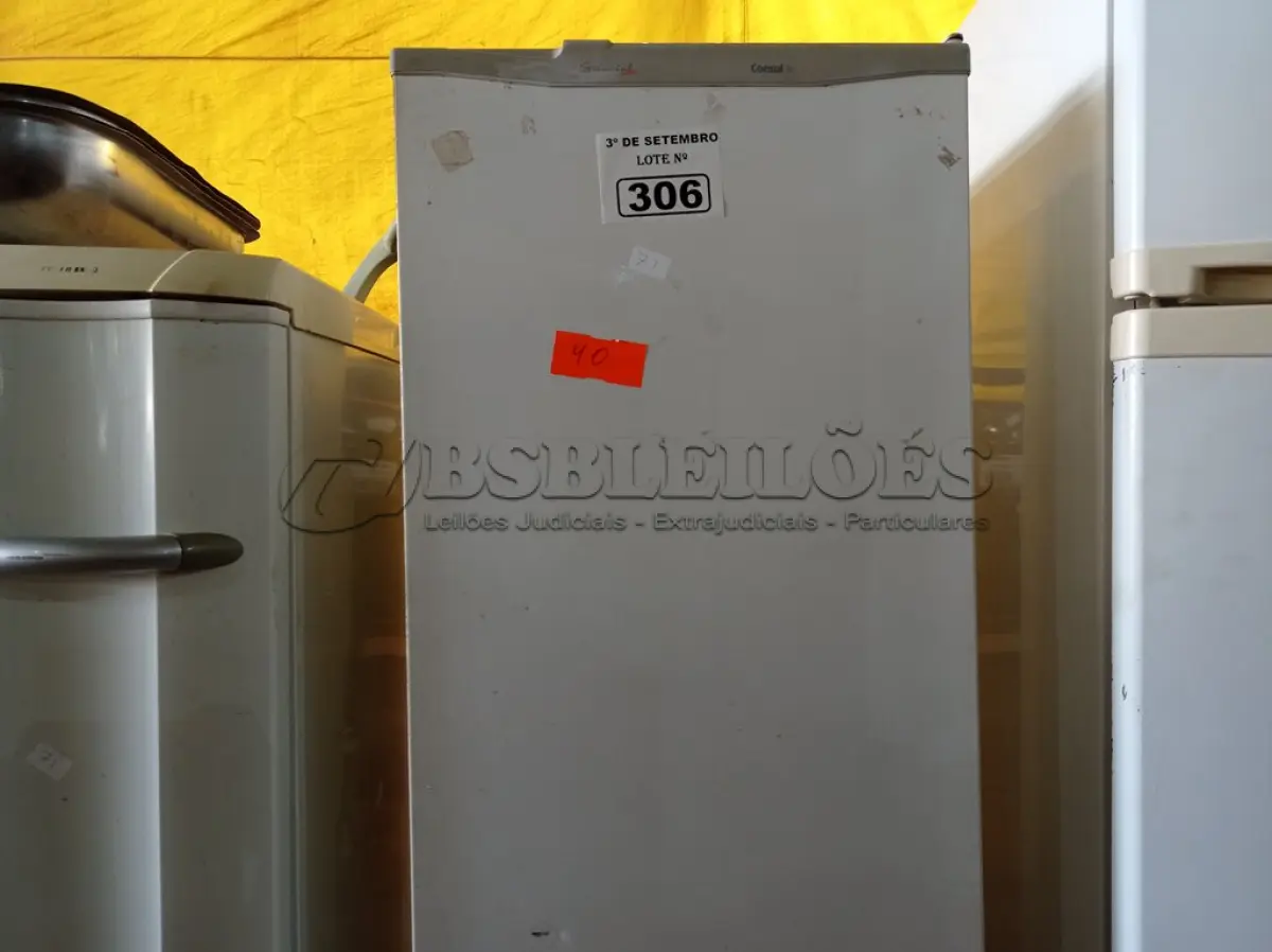 LOTE 306 - 01 FREEZER VERTICAL MARCA CÔNSUL 220V. (NO ESTADO) ATENÇÃO! FAZER A VISITAÇÃO ANTES DE ARREMATAR, NÃO SABEMOS SE FUNCIONA. LEILÃO NÃO TEM GARANTIA E NEM DEVOLUÇÃO, SUJEITO A POSSÍVEIS AVARIAS VISÍVEIS/OCULTAS E/OU AUSÊNCIA DE COMPONENTES.