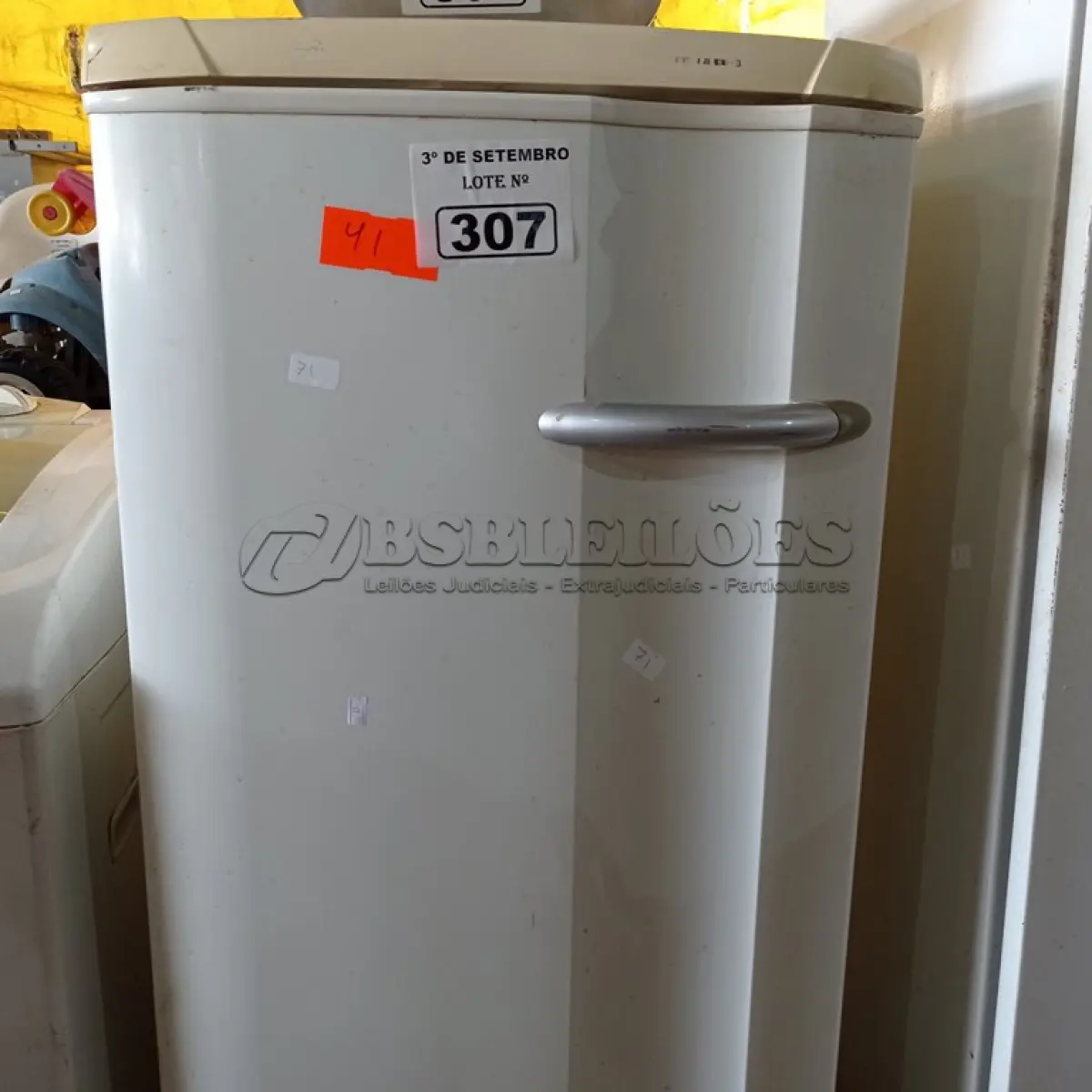 LOTE 307 - 01 FREEZER VERTICAL 220V. (NO ESTADO) ATENÇÃO! FAZER A VISITAÇÃO ANTES DE ARREMATAR, NÃO SABEMOS SE FUNCIONA. LEILÃO NÃO TEM GARANTIA E NEM DEVOLUÇÃO, SUJEITO A POSSÍVEIS AVARIAS VISÍVEIS/OCULTAS E/OU AUSÊNCIA DE COMPONENTES.