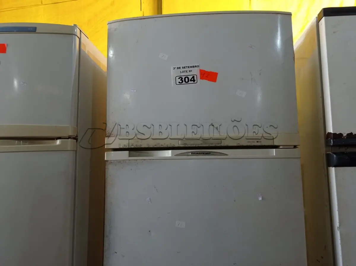 LOTE 304 - 01 GELADEIRA MARCA BRASTEMP 220V. (NO ESTADO) ATENÇÃO! FAZER A VISITAÇÃO ANTES DE ARREMATAR, NÃO SABEMOS SE FUNCIONA. LEILÃO NÃO TEM GARANTIA E NEM DEVOLUÇÃO, SUJEITO A POSSÍVEIS AVARIAS VISÍVEIS/OCULTAS E/OU AUSÊNCIA DE COMPONENTES.