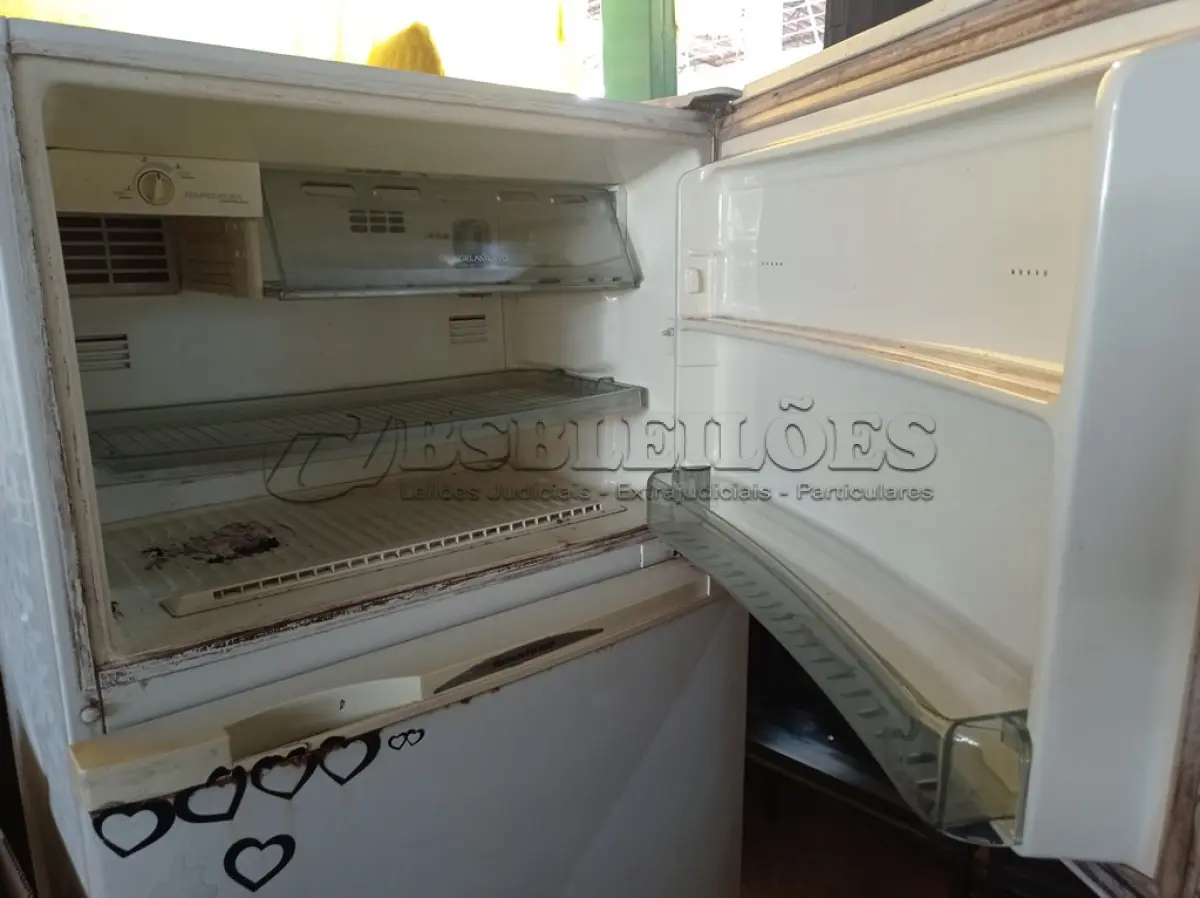 LOTE 474 - 01 GELADEIRA MARCA BRASTEMP 127V. (NO ESTADO) ATENÇÃO! FAZER A VISITAÇÃO ANTES DE ARREMATAR, NÃO SABEMOS SE FUNCIONA. LEILÃO NÃO TEM GARANTIA E NEM DEVOLUÇÃO, SUJEITO A POSSÍVEIS AVARIAS VISÍVEIS/OCULTAS E/OU AUSÊNCIA DE COMPONENTES.
