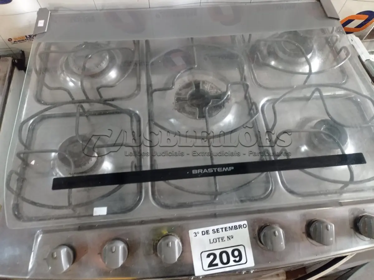 LOTE 209 - 01 FOGÃO A GÁS 05 BOCAS MARCA BRASTEMP INCOMPLETO. (NO ESTADO) ATENÇÃO! FAZER A VISITAÇÃO ANTES DE ARREMATAR, NÃO SABEMOS SE FUNCIONA. LEILÃO NÃO TEM GARANTIA E NEM DEVOLUÇÃO, SUJEITO A POSSÍVEIS AVARIAS VISÍVEIS/OCULTAS E/OU AUSÊNCIA DE COMPONENTES.