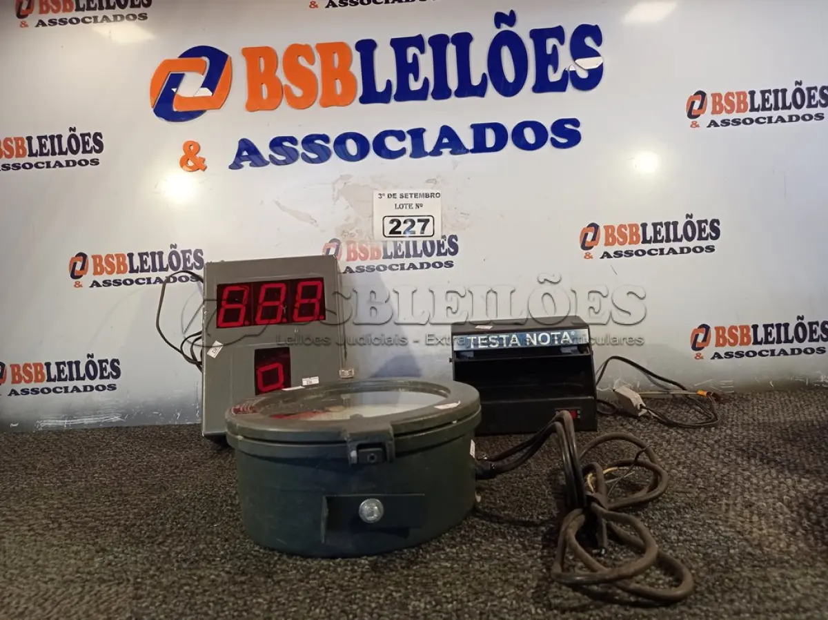 LOTE 227 - 01 REGISTRADOR DE GRÁFICOS, 01 TESTADOR DE NOTAS E 01 PAINEL DE SENHA. (NO ESTADO) ATENÇÃO! FAZER A VISITAÇÃO ANTES DE ARREMATAR, NÃO SABEMOS SE FUNCIONA. LEILÃO NÃO TEM GARANTIA E NEM DEVOLUÇÃO, SUJEITO A POSSÍVEIS AVARIAS VISÍVEIS/OCULTAS E/OU AUSÊNCIA DE COMPONENTES.