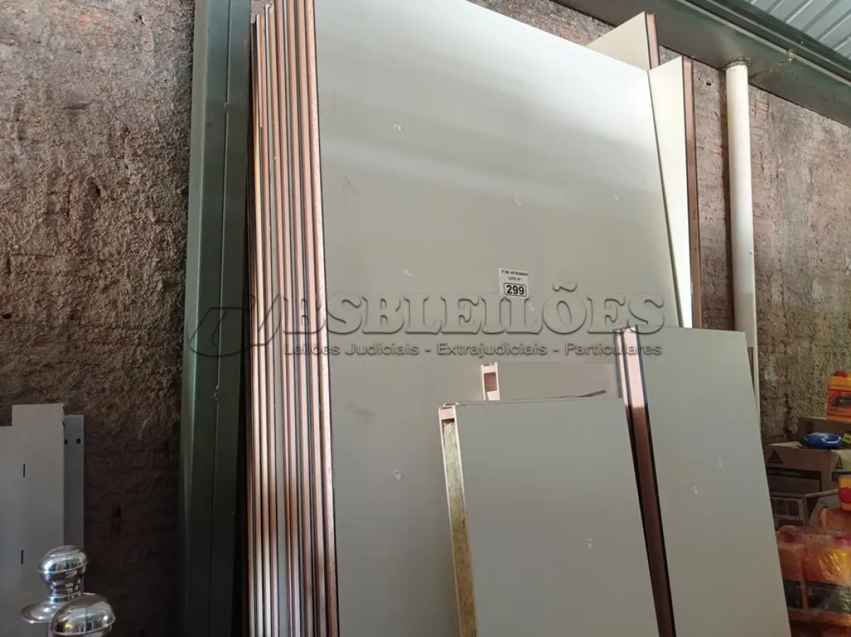 LOTE 299 - 09 PAINÉIS DE DIVISÓRIA 2,14M X 1,20M E VÁRIOS RECORTES. (NO ESTADO) ATENÇÃO! FAZER A VISITAÇÃO ANTES DE ARREMATAR, NÃO SABEMOS SE FUNCIONA. LEILÃO NÃO TEM GARANTIA E NEM DEVOLUÇÃO, SUJEITO A POSSÍVEIS AVARIAS VISÍVEIS/OCULTAS E/OU AUSÊNCIA DE COMPONENTES.