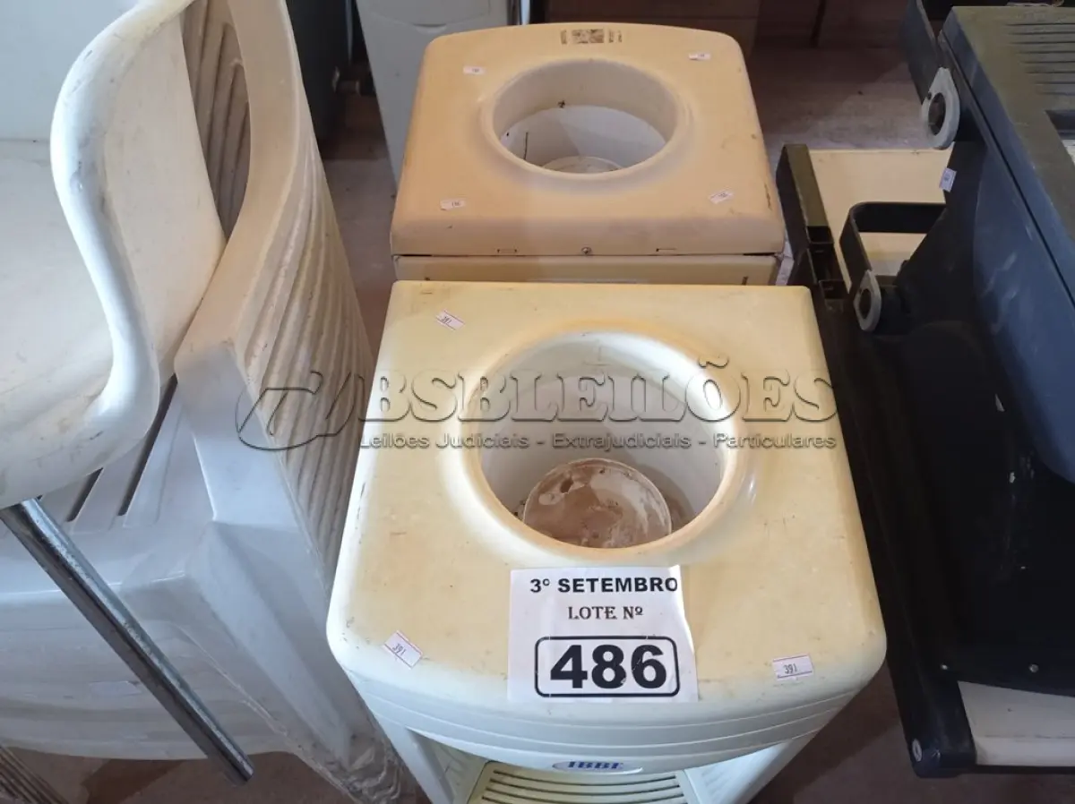 LOTE 486 - 02 BEBEDOUROS PARA GARRAFÃO MARCAS IBBL 127V. (NO ESTADO) ATENÇÃO! FAZER A VISITAÇÃO ANTES DE ARREMATAR, NÃO SABEMOS SE FUNCIONA. LEILÃO NÃO TEM GARANTIA E NEM DEVOLUÇÃO, SUJEITO A POSSÍVEIS AVARIAS VISÍVEIS/OCULTAS E/OU AUSÊNCIA DE COMPONENTES.