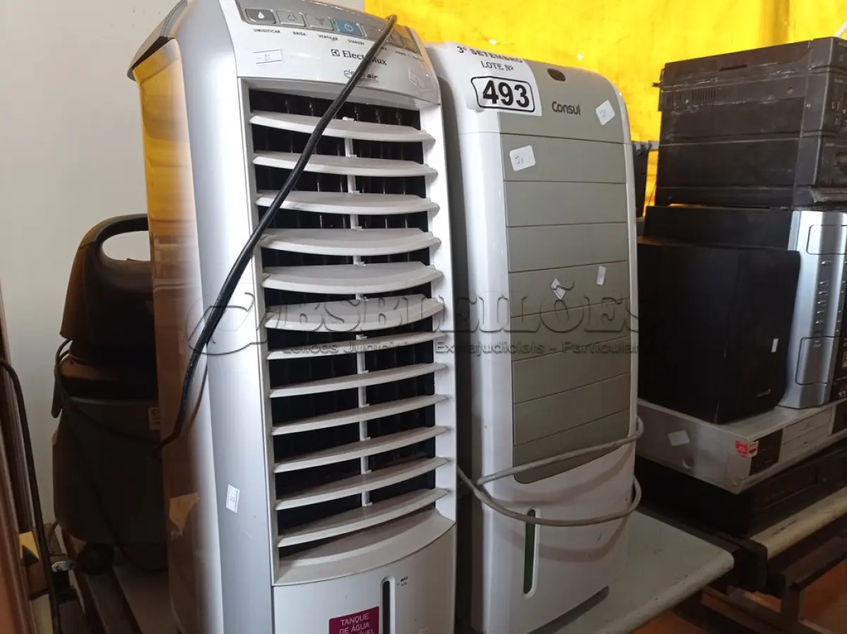 LOTE 493 - 02 CLIMATIZADORES MARCAS E MODELOS DIVERSOS. (NO ESTADO) ATENÇÃO! FAZER A VISITAÇÃO ANTES DE ARREMATAR, NÃO SABEMOS SE FUNCIONA. LEILÃO NÃO TEM GARANTIA E NEM DEVOLUÇÃO, SUJEITO A POSSÍVEIS AVARIAS VISÍVEIS/OCULTAS E/OU AUSÊNCIA DE COMPONENTES.