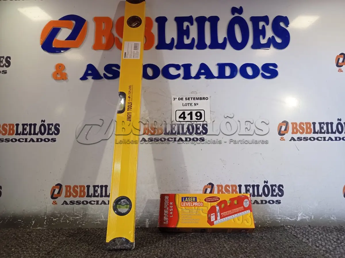 LOTE 419 - 01 NÍVEL A LASER E 01 NÍVEL DE MÃO. (NO ESTADO) ATENÇÃO! FAZER A VISITAÇÃO ANTES DE ARREMATAR, NÃO SABEMOS SE FUNCIONA. LEILÃO NÃO TEM GARANTIA E NEM DEVOLUÇÃO, SUJEITO A POSSÍVEIS AVARIAS VISÍVEIS/OCULTAS E/OU AUSÊNCIA DE COMPONENTES.
