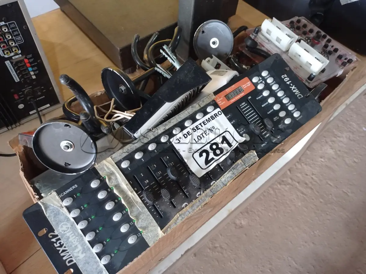 LOTE 281 - 01 CONTROLADORA DMX512 E MATERIAIS DIVERSOS. (NO ESTADO) ATENÇÃO! FAZER A VISITAÇÃO ANTES DE ARREMATAR, NÃO SABEMOS SE FUNCIONA. LEILÃO NÃO TEM GARANTIA E NEM DEVOLUÇÃO, SUJEITO A POSSÍVEIS AVARIAS VISÍVEIS/OCULTAS E/OU AUSÊNCIA DE COMPONENTES.