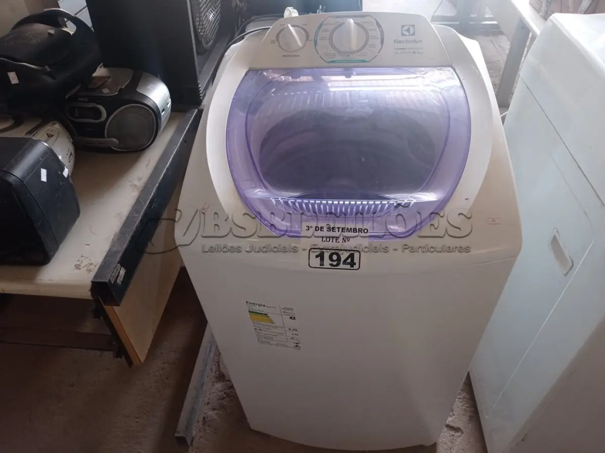 LOTE 194 - 01 MÁQUINA DE LAVAR MARCA ELECTROLUX CAPACIDADE 8KG 220V. (NO ESTADO) ATENÇÃO! FAZER A VISITAÇÃO ANTES DE ARREMATAR, NÃO SABEMOS SE FUNCIONA. LEILÃO NÃO TEM GARANTIA E NEM DEVOLUÇÃO, SUJEITO A POSSÍVEIS AVARIAS VISÍVEIS/OCULTAS E/OU AUSÊNCIA DE COMPONENTES.