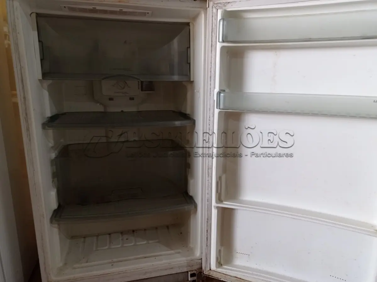 LOTE 304 - 01 GELADEIRA MARCA BRASTEMP 220V. (NO ESTADO) ATENÇÃO! FAZER A VISITAÇÃO ANTES DE ARREMATAR, NÃO SABEMOS SE FUNCIONA. LEILÃO NÃO TEM GARANTIA E NEM DEVOLUÇÃO, SUJEITO A POSSÍVEIS AVARIAS VISÍVEIS/OCULTAS E/OU AUSÊNCIA DE COMPONENTES.