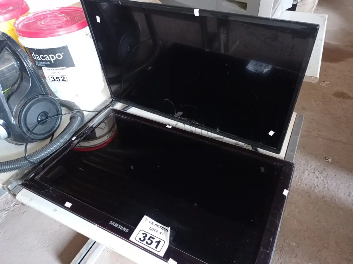 LOTE 351 - 02 TVS MARCAS E MODELOS DIVERSOS PARA RETIRADA DE PEÇAS. (NO ESTADO) ATENÇÃO! FAZER A VISITAÇÃO ANTES DE ARREMATAR, NÃO SABEMOS SE FUNCIONA. LEILÃO NÃO TEM GARANTIA E NEM DEVOLUÇÃO, SUJEITO A POSSÍVEIS AVARIAS VISÍVEIS/OCULTAS E/OU AUSÊNCIA DE COMPONENTES.