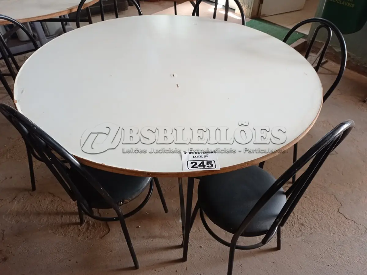 LOTE 245 - 01 MESA DE FERRO COM BASE DOBRÁVEL, TAMPO EM MADEIRA E 06 CADEIRAS DE FERRO COM ASSENTO ALMOFADADO. (NO ESTADO) ATENÇÃO! FAZER A VISITAÇÃO ANTES DE ARREMATAR, NÃO SABEMOS SE FUNCIONA. LEILÃO NÃO TEM GARANTIA E NEM DEVOLUÇÃO, SUJEITO A POSSÍVEIS AVARIAS VISÍVEIS/OCULTAS E/OU AUSÊNCIA DE COMPONENTES.