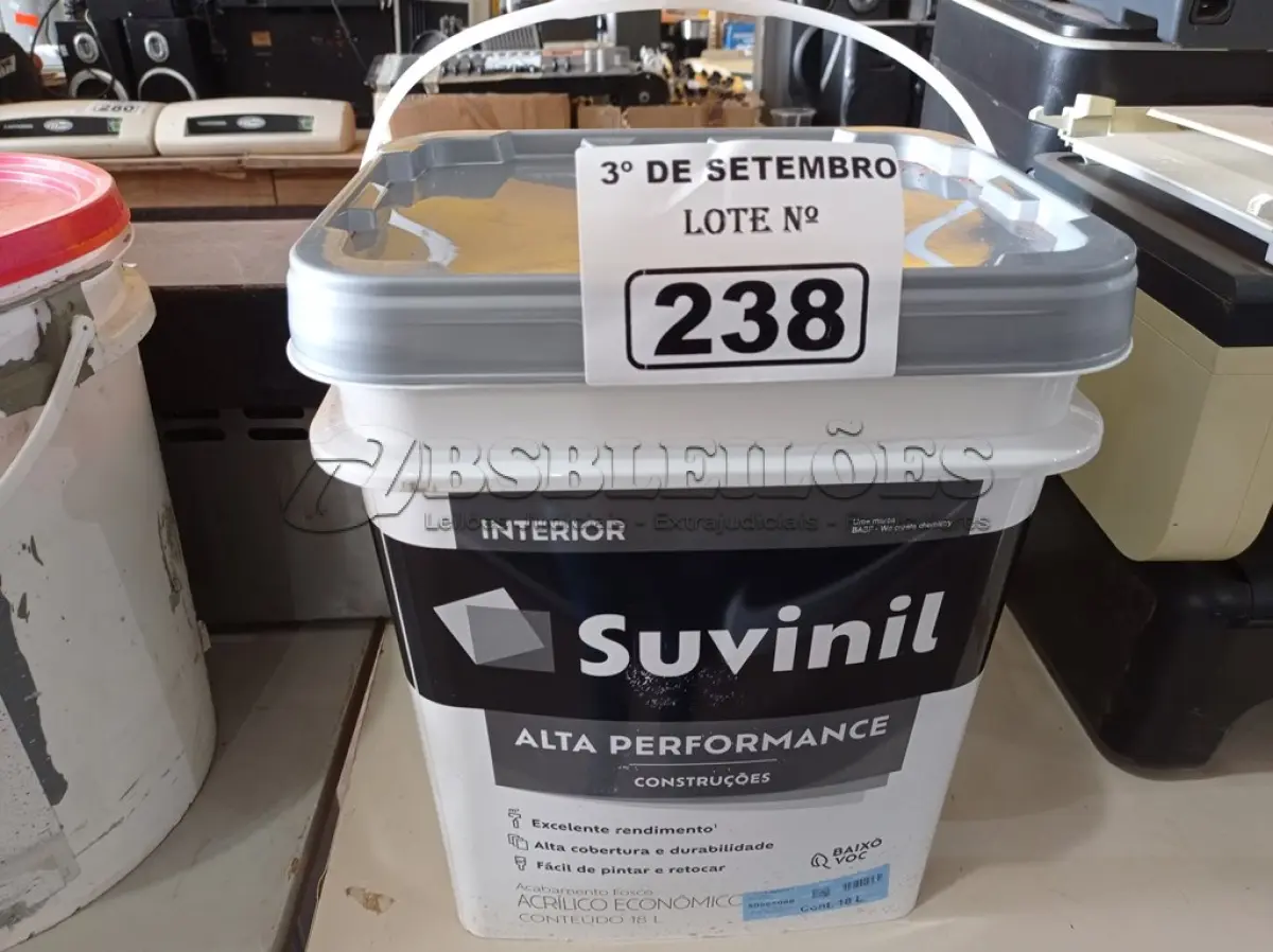 LOTE 238 - 01 BALDE DE TINTA SUVINIL INTERIORES ACRÍLICO FOSCO 18L NA COR FOSCO BRANCO. (NO ESTADO) ATENÇÃO! FAZER A VISITAÇÃO ANTES DE ARREMATAR, NÃO SABEMOS SE FUNCIONA. LEILÃO NÃO TEM GARANTIA E NEM DEVOLUÇÃO, SUJEITO A POSSÍVEIS AVARIAS VISÍVEIS/OCULTAS E/OU AUSÊNCIA DE COMPONENTES.