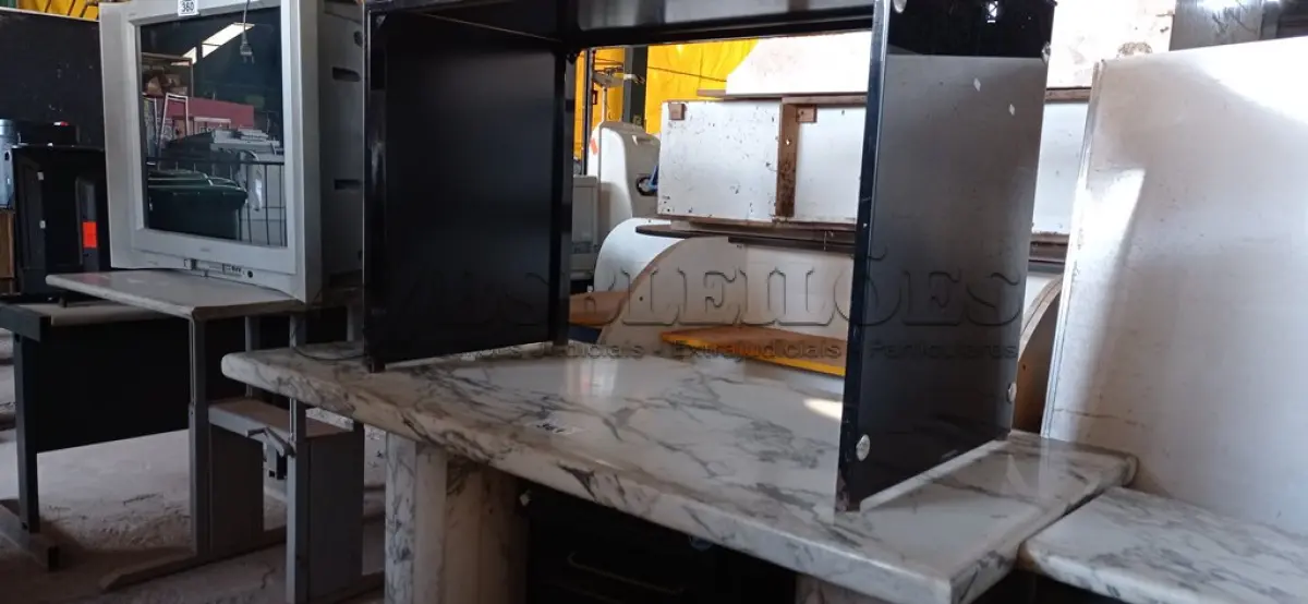 LOTE 361 - 01 BALCÃO BAIXO COM GAVETAS E 02 MESAS SENDO 01 EM MÁRMORE BRANCO ITALIANO. (NO ESTADO) ATENÇÃO! FAZER A VISITAÇÃO ANTES DE ARREMATAR, NÃO SABEMOS SE FUNCIONA. LEILÃO NÃO TEM GARANTIA E NEM DEVOLUÇÃO, SUJEITO A POSSÍVEIS AVARIAS VISÍVEIS/OCULTAS E/OU AUSÊNCIA DE COMPONENTES.