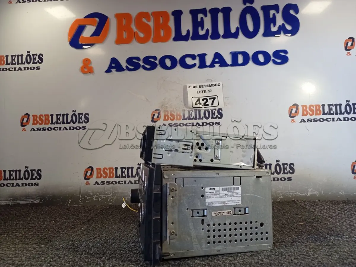 LOTE 427 - 01 CENTRAL MULTIMÍDIA E 01 APARELHO DE SOM AUTOMOTIVO. (NO ESTADO) ATENÇÃO! FAZER A VISITAÇÃO ANTES DE ARREMATAR, NÃO SABEMOS SE FUNCIONA. LEILÃO NÃO TEM GARANTIA E NEM DEVOLUÇÃO, SUJEITO A POSSÍVEIS AVARIAS VISÍVEIS/OCULTAS E/OU AUSÊNCIA DE COMPONENTES.