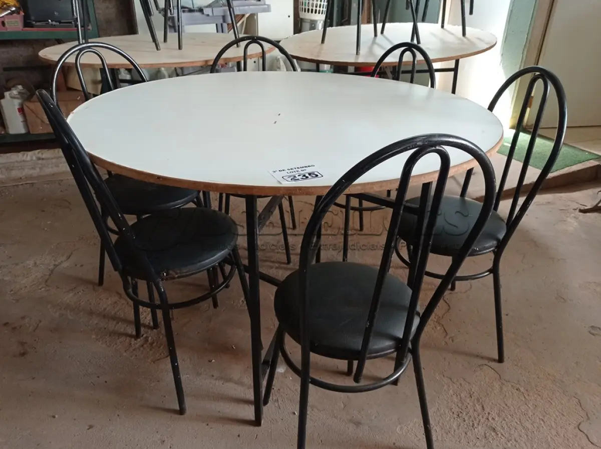 LOTE 235 - 01 MESA DE FERRO COM BASE DOBRÁVEL, TAMPO EM MADEIRA E 06 CADEIRAS DE FERRO COM ASSENTO ALMOFADADO. (NO ESTADO) ATENÇÃO! FAZER A VISITAÇÃO ANTES DE ARREMATAR, NÃO SABEMOS SE FUNCIONA. LEILÃO NÃO TEM GARANTIA E NEM DEVOLUÇÃO, SUJEITO A POSSÍVEIS AVARIAS VISÍVEIS/OCULTAS E/OU AUSÊNCIA DE COMPONENTES.