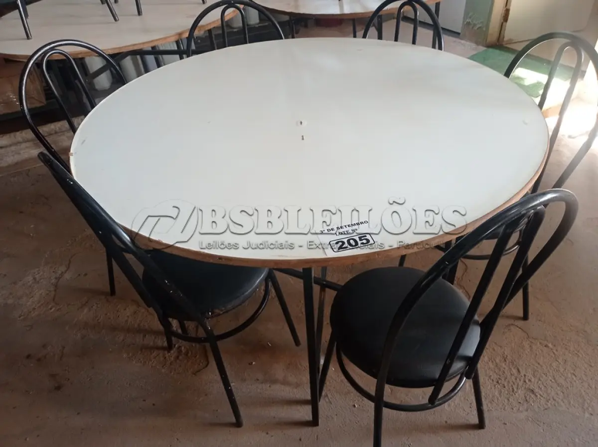 LOTE 205 - 01 MESA DE FERRO COM BASE DOBRÁVEL, TAMPO EM MADEIRA E 06 CADEIRAS DE FERRO COM ASSENTO ALMOFADADO. (NO ESTADO) ATENÇÃO! FAZER A VISITAÇÃO ANTES DE ARREMATAR, NÃO SABEMOS SE FUNCIONA. LEILÃO NÃO TEM GARANTIA E NEM DEVOLUÇÃO, SUJEITO A POSSÍVEIS AVARIAS VISÍVEIS/OCULTAS E/OU AUSÊNCIA DE COMPONENTES.