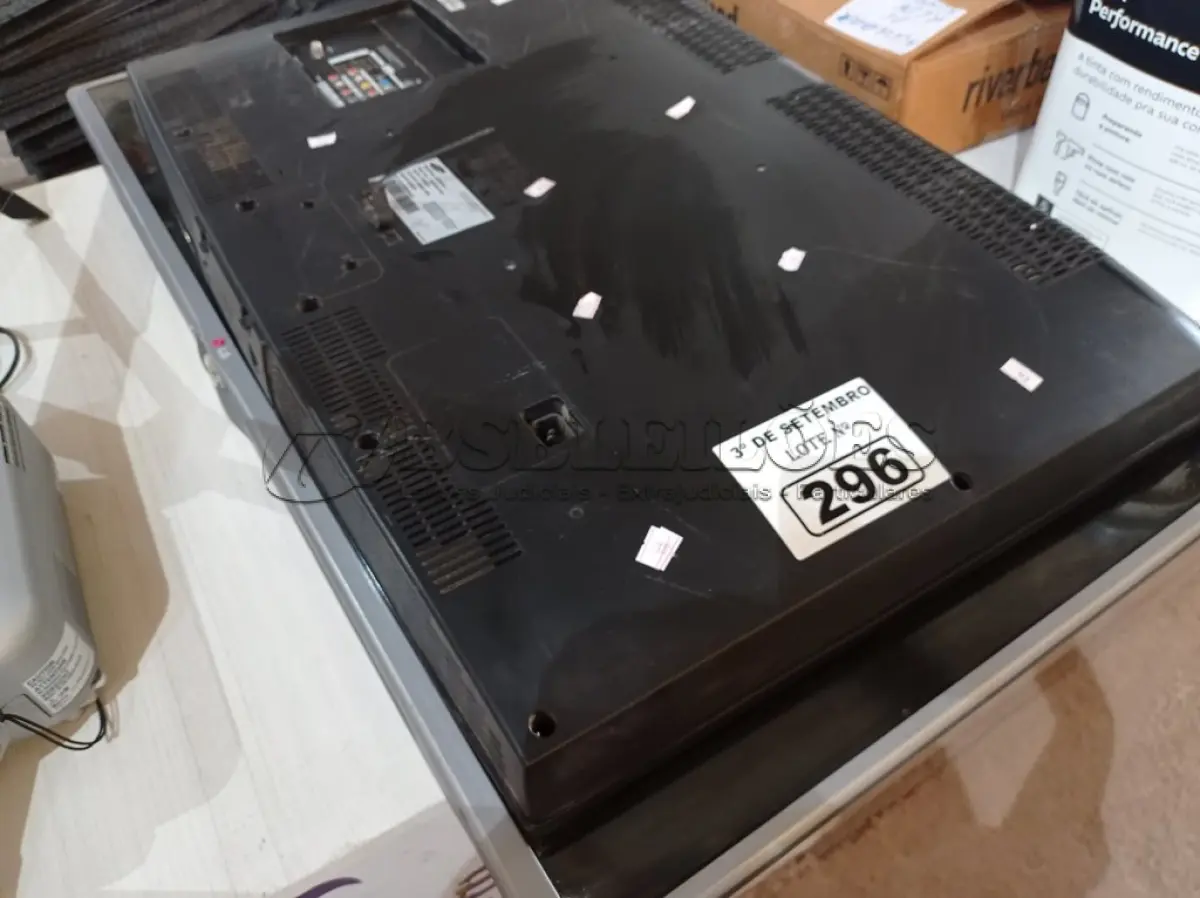 LOTE 296 - 02 TV’S MARCAS E MODELOS DIVERSOS PARA RETIRADA DE PEÇAS. (NO ESTADO) ATENÇÃO! FAZER A VISITAÇÃO ANTES DE ARREMATAR, NÃO SABEMOS SE FUNCIONA. LEILÃO NÃO TEM GARANTIA E NEM DEVOLUÇÃO, SUJEITO A POSSÍVEIS AVARIAS VISÍVEIS/OCULTAS E/OU AUSÊNCIA DE COMPONENTES.