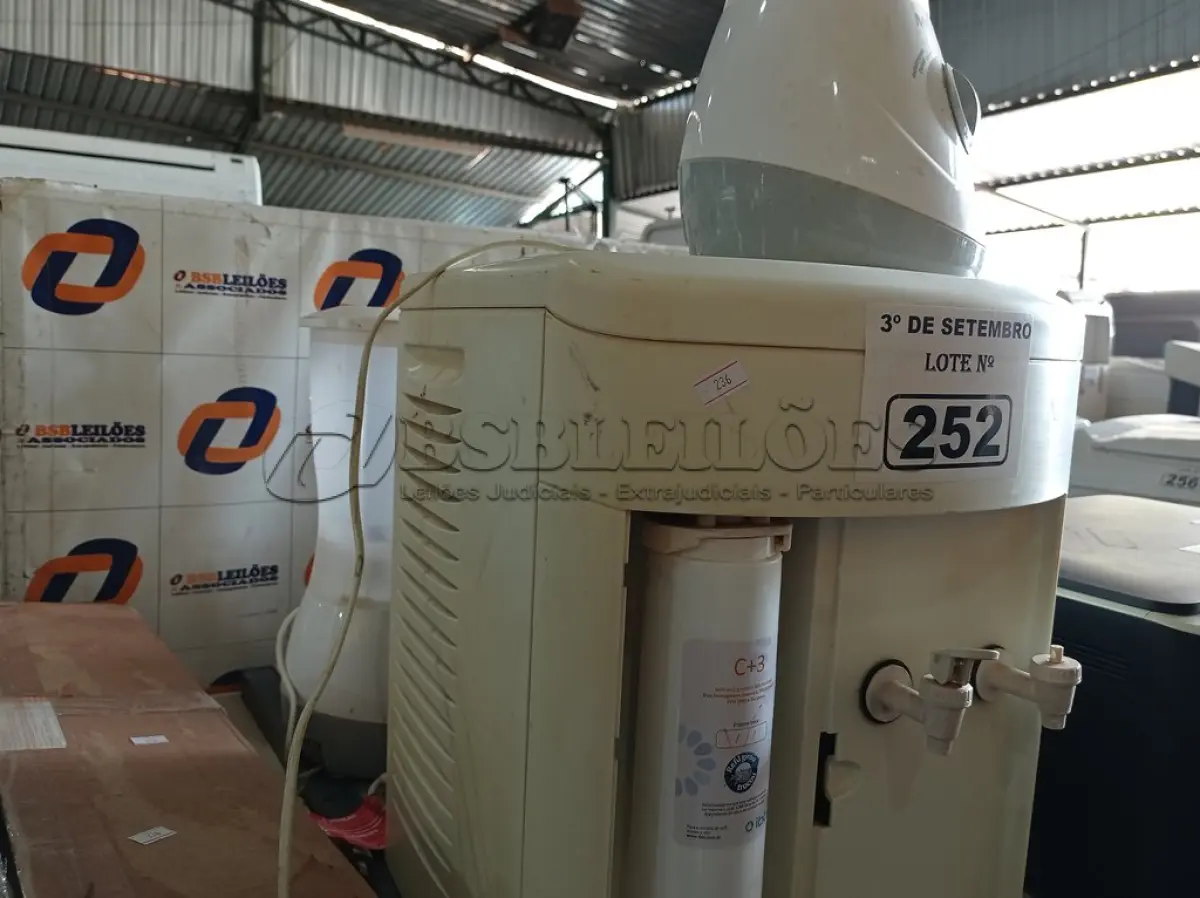 LOTE 252 - 01 PURIFICADOR DE ÁGUA, 03 LIQUIDIFICADORES E 01 UMIDIFICADOR DE AR MARCAS E MODELOS DIVERSOS. (NO ESTADO) ATENÇÃO! FAZER A VISITAÇÃO ANTES DE ARREMATAR, NÃO SABEMOS SE FUNCIONA. LEILÃO NÃO TEM GARANTIA E NEM DEVOLUÇÃO, SUJEITO A POSSÍVEIS AVARIAS VISÍVEIS/OCULTAS E/OU AUSÊNCIA DE COMPONENTES.