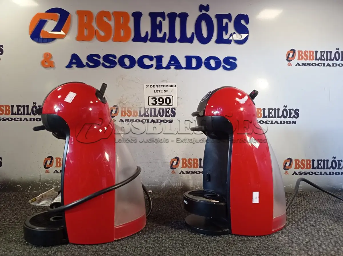 LOTE 390 - 02 CAFETEIRAS DOLCE GUSTO. (NO ESTADO) ATENÇÃO! FAZER A VISITAÇÃO ANTES DE ARREMATAR, NÃO SABEMOS SE FUNCIONA. LEILÃO NÃO TEM GARANTIA E NEM DEVOLUÇÃO, SUJEITO A POSSÍVEIS AVARIAS VISÍVEIS/OCULTAS E/OU AUSÊNCIA DE COMPONENTES.