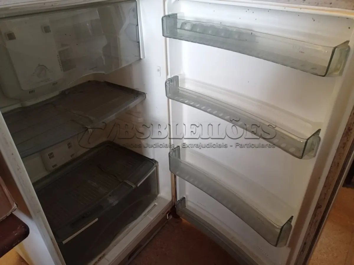 LOTE 474 - 01 GELADEIRA MARCA BRASTEMP 127V. (NO ESTADO) ATENÇÃO! FAZER A VISITAÇÃO ANTES DE ARREMATAR, NÃO SABEMOS SE FUNCIONA. LEILÃO NÃO TEM GARANTIA E NEM DEVOLUÇÃO, SUJEITO A POSSÍVEIS AVARIAS VISÍVEIS/OCULTAS E/OU AUSÊNCIA DE COMPONENTES.