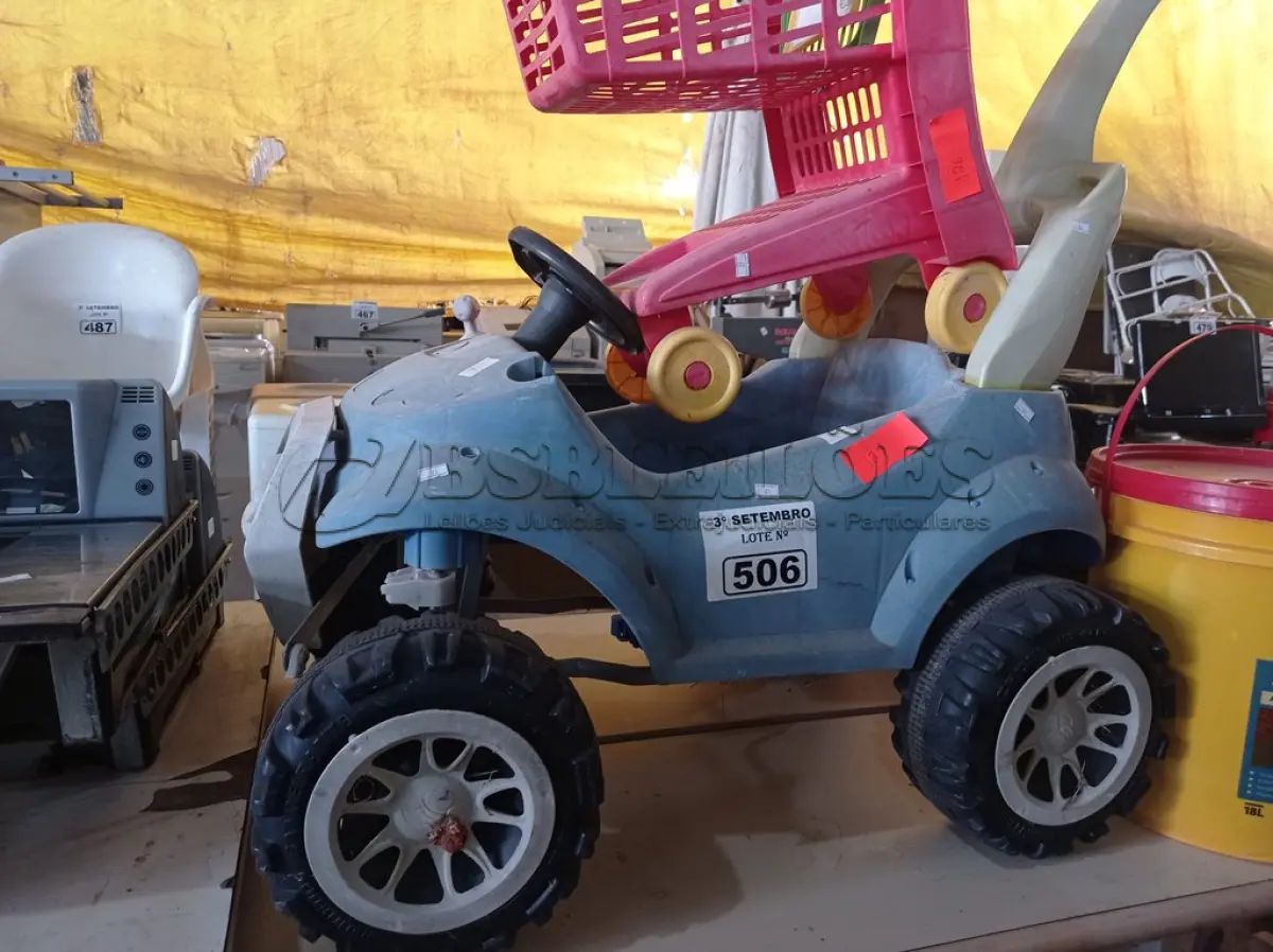 LOTE 506 - 02 CARRINHOS INFANTIS. (NO ESTADO) ATENÇÃO! FAZER A VISITAÇÃO ANTES DE ARREMATAR, NÃO SABEMOS SE FUNCIONA. LEILÃO NÃO TEM GARANTIA E NEM DEVOLUÇÃO, SUJEITO A POSSÍVEIS AVARIAS VISÍVEIS/OCULTAS E/OU AUSÊNCIA DE COMPONENTES.