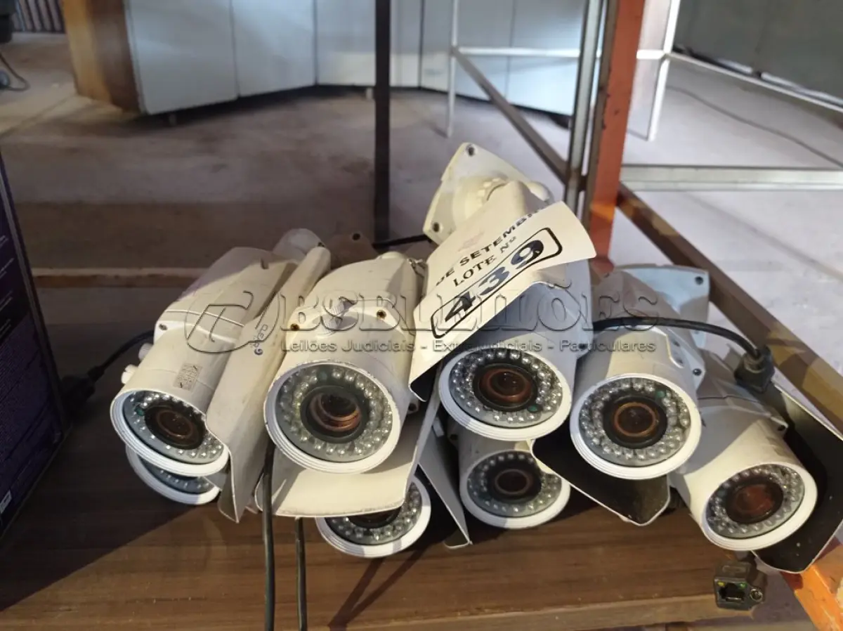 LOTE 439 - 01 LOTE COM VÁRIAS CÂMERAS DE SEGURANÇA MARCAS E MODELOS DIVERSOS. (NO ESTADO) ATENÇÃO! FAZER A VISITAÇÃO ANTES DE ARREMATAR, NÃO SABEMOS SE FUNCIONA. LEILÃO NÃO TEM GARANTIA E NEM DEVOLUÇÃO, SUJEITO A POSSÍVEIS AVARIAS VISÍVEIS/OCULTAS E/OU AUSÊNCIA DE COMPONENTES.