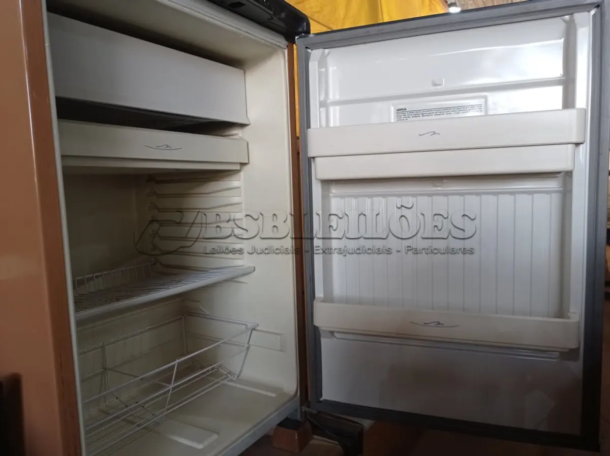 LOTE 495 - 01 FRIGOBAR MARCA PROSDÓCIMO 220V. (NO ESTADO) ATENÇÃO! FAZER A VISITAÇÃO ANTES DE ARREMATAR, NÃO SABEMOS SE FUNCIONA. LEILÃO NÃO TEM GARANTIA E NEM DEVOLUÇÃO, SUJEITO A POSSÍVEIS AVARIAS VISÍVEIS/OCULTAS E/OU AUSÊNCIA DE COMPONENTES.