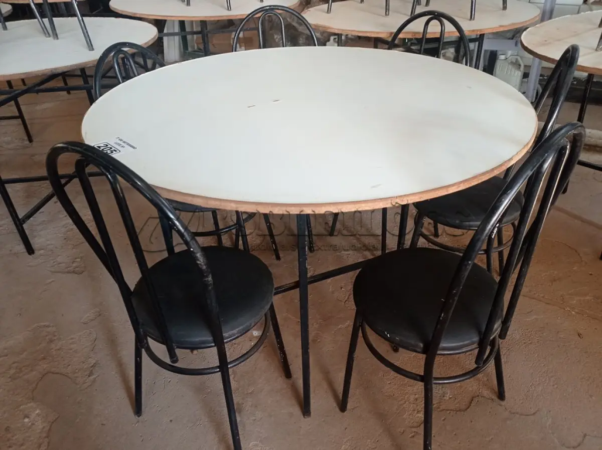 LOTE 205 - 01 MESA DE FERRO COM BASE DOBRÁVEL, TAMPO EM MADEIRA E 06 CADEIRAS DE FERRO COM ASSENTO ALMOFADADO. (NO ESTADO) ATENÇÃO! FAZER A VISITAÇÃO ANTES DE ARREMATAR, NÃO SABEMOS SE FUNCIONA. LEILÃO NÃO TEM GARANTIA E NEM DEVOLUÇÃO, SUJEITO A POSSÍVEIS AVARIAS VISÍVEIS/OCULTAS E/OU AUSÊNCIA DE COMPONENTES.
