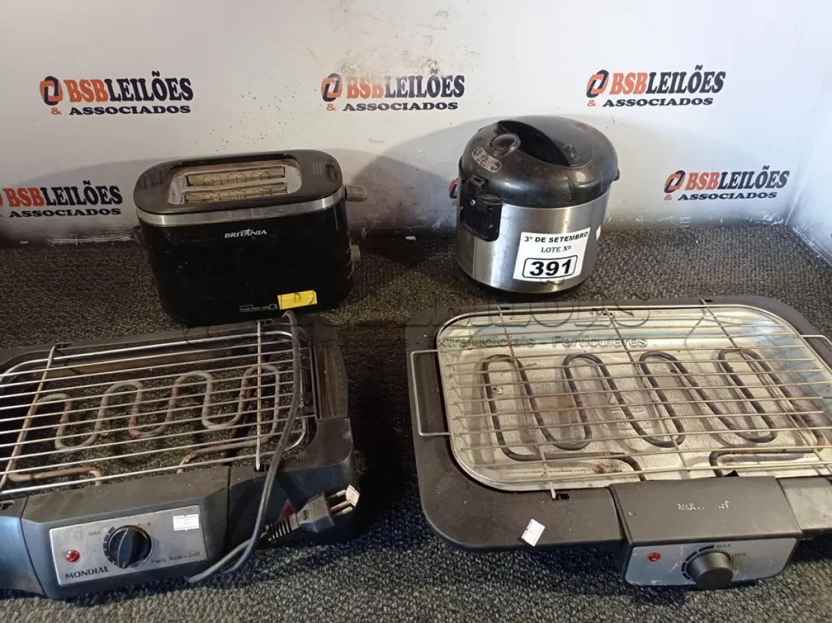 LOTE 391 - 02 CHURRASQUEIRAS ELÉTRICAS, 01 TORRADEIRA E 01 PANELA ELÉTRICA MARCAS E MODELOS DIVERSOS. (NO ESTADO) ATENÇÃO! FAZER A VISITAÇÃO ANTES DE ARREMATAR, NÃO SABEMOS SE FUNCIONA. LEILÃO NÃO TEM GARANTIA E NEM DEVOLUÇÃO, SUJEITO A POSSÍVEIS AVARIAS VISÍVEIS/OCULTAS E/OU AUSÊNCIA DE COMPONENTES.