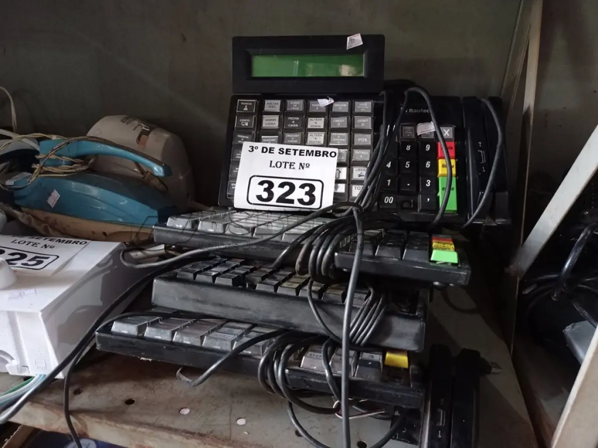 LOTE 323 - 08 TECLADOS PARA CAIXA MARCAS E MODELOS DIVERSOS. (NO ESTADO) ATENÇÃO! FAZER A VISITAÇÃO ANTES DE ARREMATAR, NÃO SABEMOS SE FUNCIONA. LEILÃO NÃO TEM GARANTIA E NEM DEVOLUÇÃO, SUJEITO A POSSÍVEIS AVARIAS VISÍVEIS/OCULTAS E/OU AUSÊNCIA DE COMPONENTES.