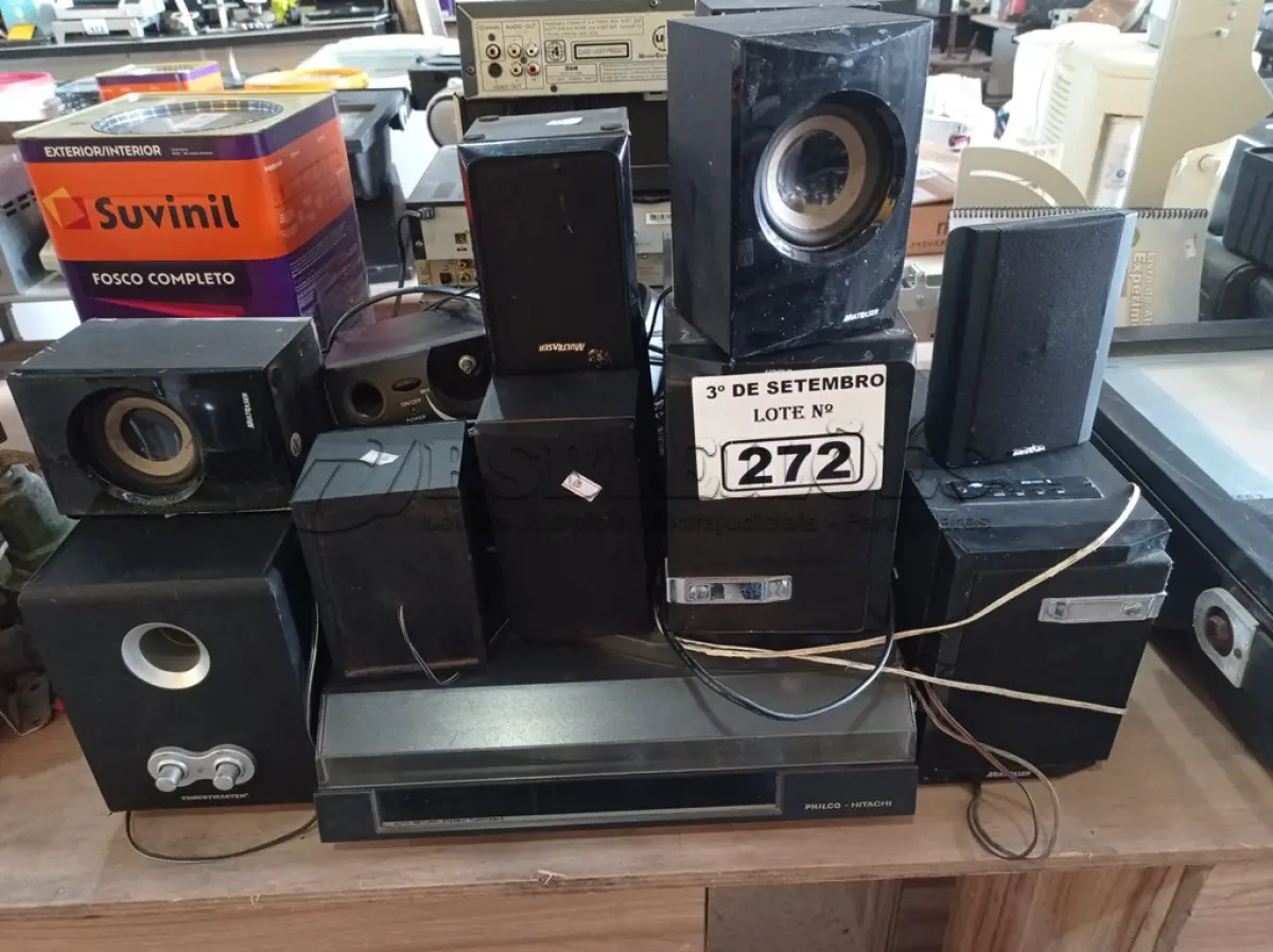 LOTE 272 - 01 TOCA-DISCOS, VÁRIAS CAIXINHAS DE SOM AMBIENTE, 04 APARELHOS DE DVD, 02 VIDEOCASSETES E 04 CONTROLES REMOTOS MARCAS E MODELOS DIVERSOS.  (NO ESTADO) ATENÇÃO! FAZER A VISITAÇÃO ANTES DE ARREMATAR, NÃO SABEMOS SE FUNCIONA. LEILÃO NÃO TEM GARANTIA E NEM DEVOLUÇÃO, SUJEITO A POSSÍVEIS AVARIAS VISÍVEIS/OCULTAS E/OU AUSÊNCIA DE COMPONENTES.