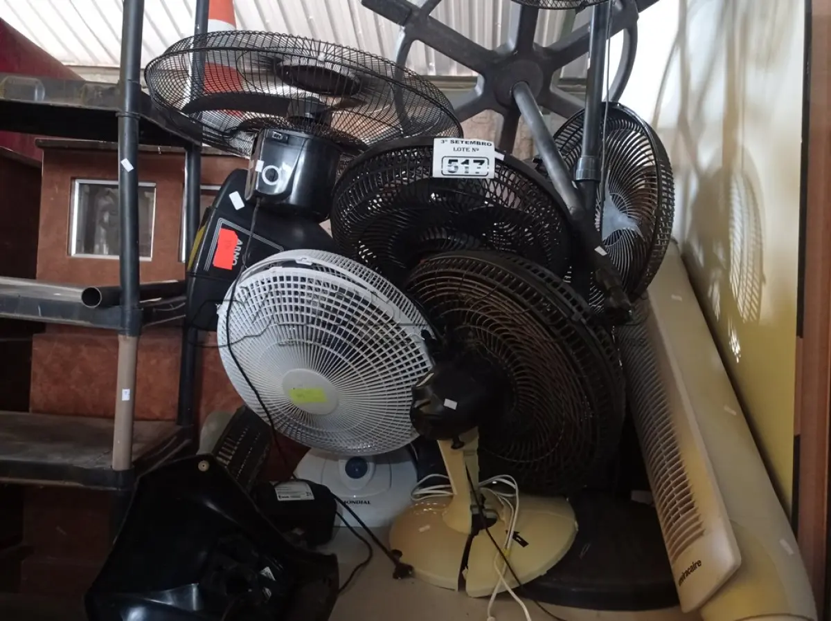 LOTE 517 - 01 LOTE COM VÁRIOS VENTILADORES MARCAS E MODELOS DIVERSOS. (NO ESTADO) ATENÇÃO! FAZER A VISITAÇÃO ANTES DE ARREMATAR, NÃO SABEMOS SE FUNCIONA. LEILÃO NÃO TEM GARANTIA E NEM DEVOLUÇÃO, SUJEITO A POSSÍVEIS AVARIAS VISÍVEIS/OCULTAS E/OU AUSÊNCIA DE COMPONENTES.