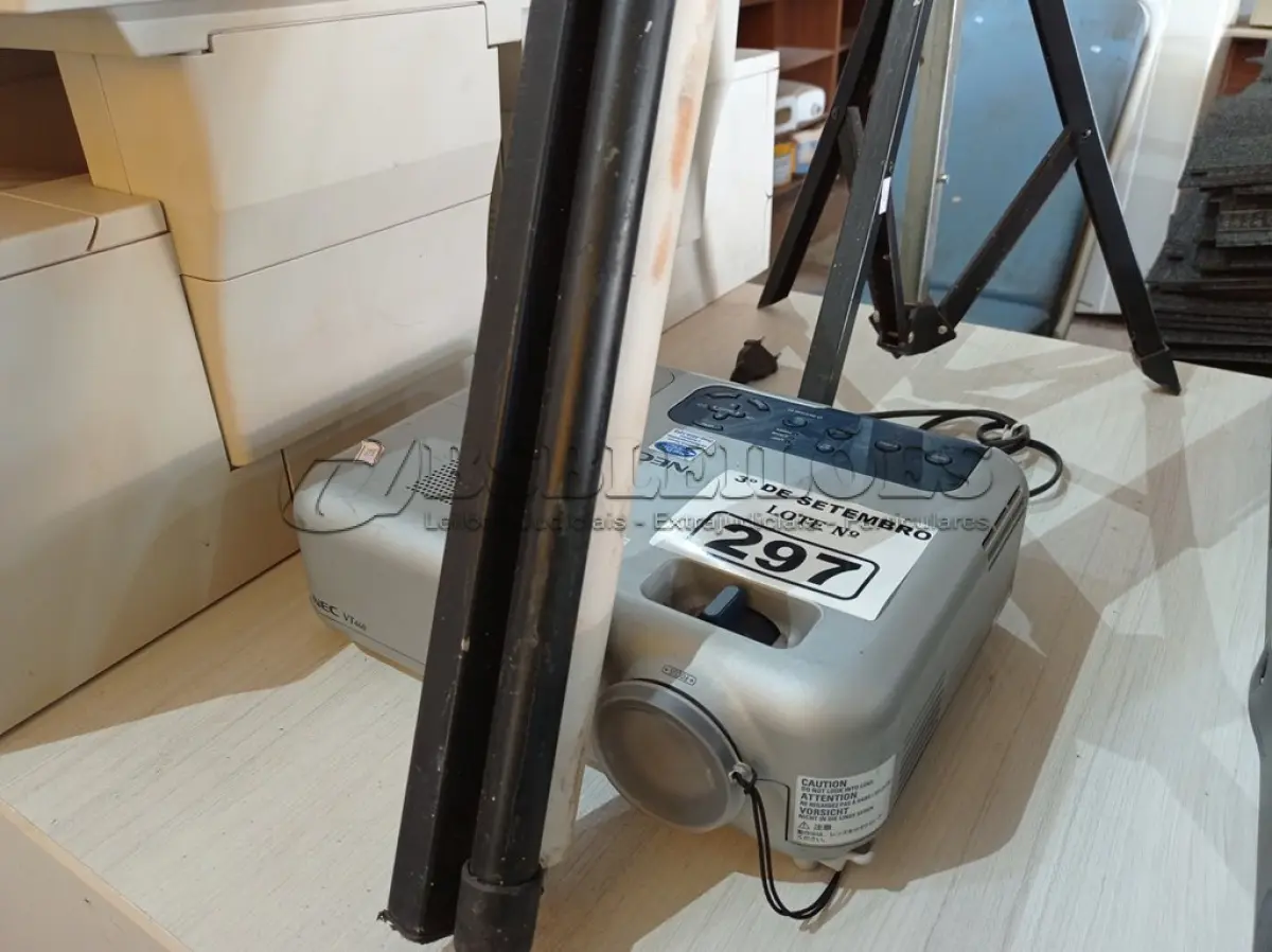 LOTE 297 - 01 PROJETOR MULTIMIDIA, 01 TRIPÉ E 01 TELA DE PROJEÇÃO. (NO ESTADO) ATENÇÃO! FAZER A VISITAÇÃO ANTES DE ARREMATAR, NÃO SABEMOS SE FUNCIONA. LEILÃO NÃO TEM GARANTIA E NEM DEVOLUÇÃO, SUJEITO A POSSÍVEIS AVARIAS VISÍVEIS/OCULTAS E/OU AUSÊNCIA DE COMPONENTES.