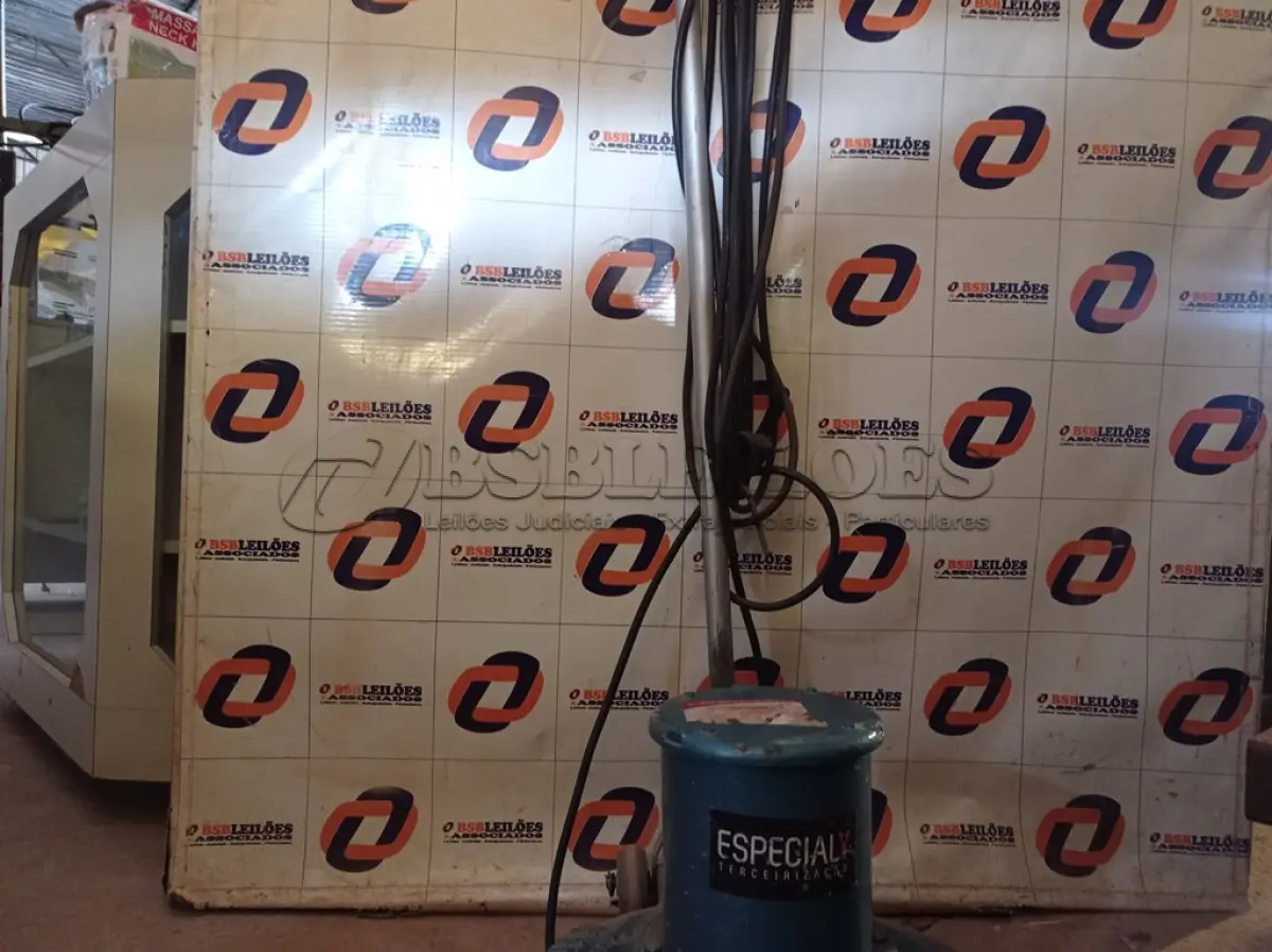 LOTE 462 - 01 ENCERADEIRA INDUSTRIAL. (NO ESTADO) ATENÇÃO! FAZER A VISITAÇÃO ANTES DE ARREMATAR, NÃO SABEMOS SE FUNCIONA. LEILÃO NÃO TEM GARANTIA E NEM DEVOLUÇÃO, SUJEITO A POSSÍVEIS AVARIAS VISÍVEIS/OCULTAS E/OU AUSÊNCIA DE COMPONENTES.