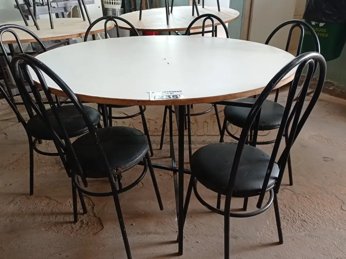 LOTE 255 - 01 MESA DE FERRO COM BASE DOBRÁVEL, TAMPO EM MADEIRA E 06 CADEIRAS DE FERRO COM ASSENTO ALMOFADADO. (NO ESTADO) ATENÇÃO! FAZER A VISITAÇÃO ANTES DE ARREMATAR, NÃO SABEMOS SE FUNCIONA. LEILÃO NÃO TEM GARANTIA E NEM DEVOLUÇÃO, SUJEITO A POSSÍVEIS AVARIAS VISÍVEIS/OCULTAS E/OU AUSÊNCIA DE COMPONENTES.