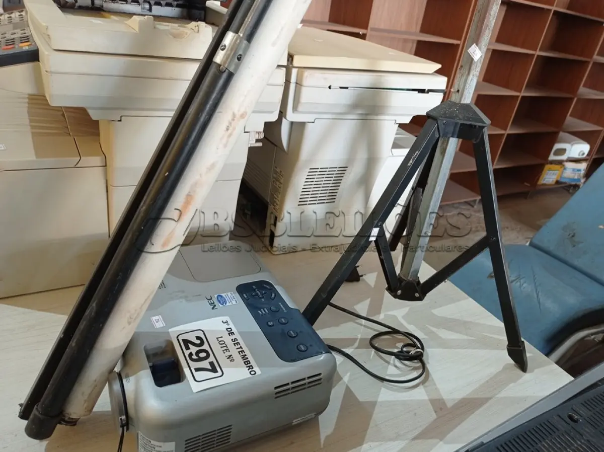 LOTE 297 - 01 PROJETOR MULTIMIDIA, 01 TRIPÉ E 01 TELA DE PROJEÇÃO. (NO ESTADO) ATENÇÃO! FAZER A VISITAÇÃO ANTES DE ARREMATAR, NÃO SABEMOS SE FUNCIONA. LEILÃO NÃO TEM GARANTIA E NEM DEVOLUÇÃO, SUJEITO A POSSÍVEIS AVARIAS VISÍVEIS/OCULTAS E/OU AUSÊNCIA DE COMPONENTES.