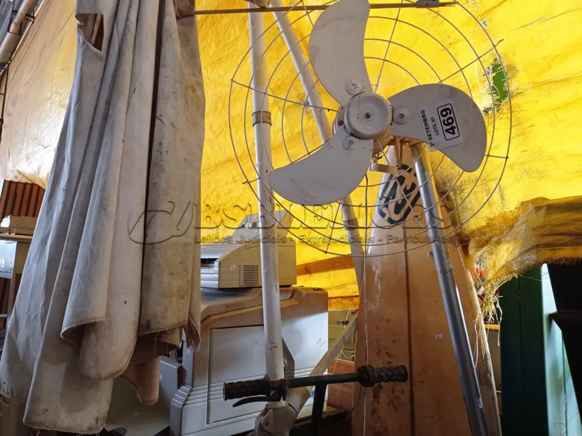 LOTE 469 - 01 OMBRELONE, 01 PRANCHA DE SURF, 01 VENTILADOR E 01 SUCATA DE WALKMACHINE. (NO ESTADO) ATENÇÃO! FAZER A VISITAÇÃO ANTES DE ARREMATAR, NÃO SABEMOS SE FUNCIONA. LEILÃO NÃO TEM GARANTIA E NEM DEVOLUÇÃO, SUJEITO A POSSÍVEIS AVARIAS VISÍVEIS/OCULTAS E/OU AUSÊNCIA DE COMPONENTES.