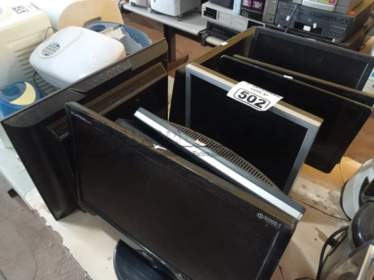 LOTE 502 - 09 MONITORES MARCAS E MODELOS DIVERSOS PARA RETIRADA DE PEÇAS. (NO ESTADO) ATENÇÃO! FAZER A VISITAÇÃO ANTES DE ARREMATAR, NÃO SABEMOS SE FUNCIONA. LEILÃO NÃO TEM GARANTIA E NEM DEVOLUÇÃO, SUJEITO A POSSÍVEIS AVARIAS VISÍVEIS/OCULTAS E/OU AUSÊNCIA DE COMPONENTES.