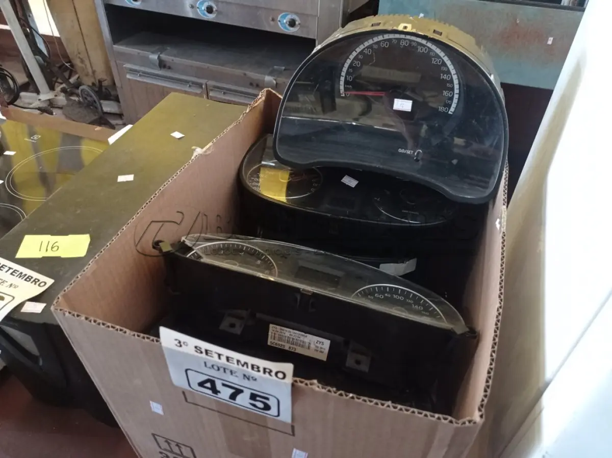 LOTE 475 - 01 LOTE COM VÁRIOS PAINÉIS DE AUTOMÓVEIS MARCAS E MODELOS DIVERSOS. (NO ESTADO) ATENÇÃO! FAZER A VISITAÇÃO ANTES DE ARREMATAR, NÃO SABEMOS SE FUNCIONA. LEILÃO NÃO TEM GARANTIA E NEM DEVOLUÇÃO, SUJEITO A POSSÍVEIS AVARIAS VISÍVEIS/OCULTAS E/OU AUSÊNCIA DE COMPONENTES.