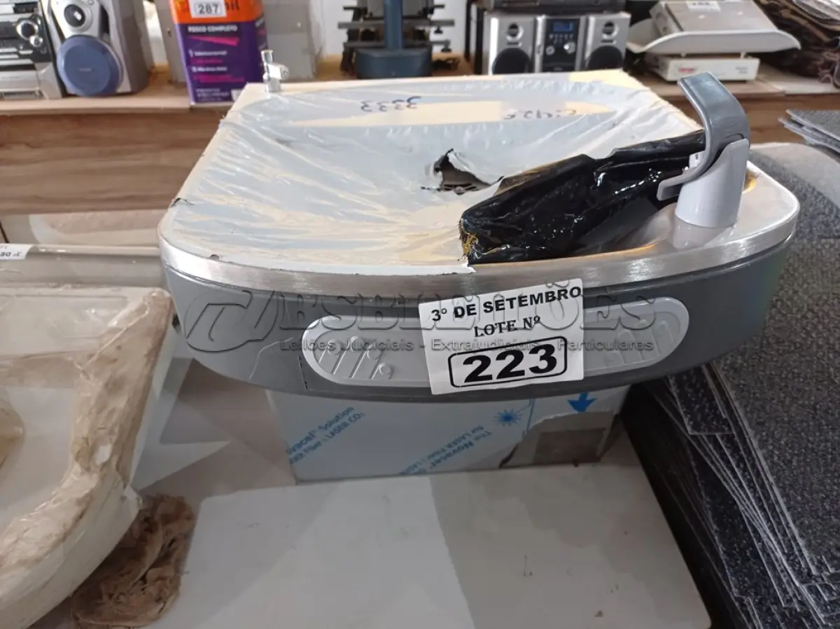LOTE 223 - 01 PURIFICADO DE ÁGUA REFRIGERADO EM AÇO INOX 127V. (NO ESTADO) ATENÇÃO! FAZER A VISITAÇÃO ANTES DE ARREMATAR, NÃO SABEMOS SE FUNCIONA. LEILÃO NÃO TEM GARANTIA E NEM DEVOLUÇÃO, SUJEITO A POSSÍVEIS AVARIAS VISÍVEIS/OCULTAS E/OU AUSÊNCIA DE COMPONENTES.