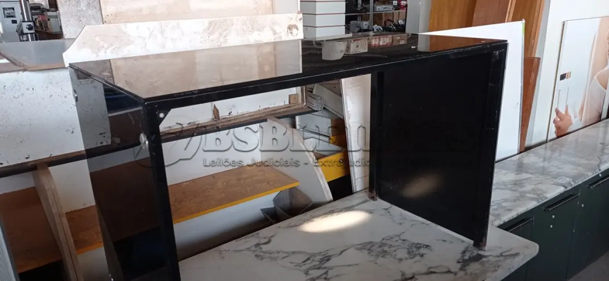 LOTE 361 - 01 BALCÃO BAIXO COM GAVETAS E 02 MESAS SENDO 01 EM MÁRMORE BRANCO ITALIANO. (NO ESTADO) ATENÇÃO! FAZER A VISITAÇÃO ANTES DE ARREMATAR, NÃO SABEMOS SE FUNCIONA. LEILÃO NÃO TEM GARANTIA E NEM DEVOLUÇÃO, SUJEITO A POSSÍVEIS AVARIAS VISÍVEIS/OCULTAS E/OU AUSÊNCIA DE COMPONENTES.