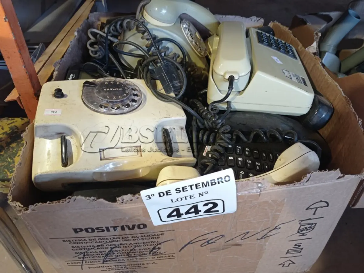 LOTE 442 - 01 LOTE COM VÁRIOS APARELHOS DE TELEFONE MARCAS E MODELOS DIVERSOS. (NO ESTADO) ATENÇÃO! FAZER A VISITAÇÃO ANTES DE ARREMATAR, NÃO SABEMOS SE FUNCIONA. LEILÃO NÃO TEM GARANTIA E NEM DEVOLUÇÃO, SUJEITO A POSSÍVEIS AVARIAS VISÍVEIS/OCULTAS E/OU AUSÊNCIA DE COMPONENTES.