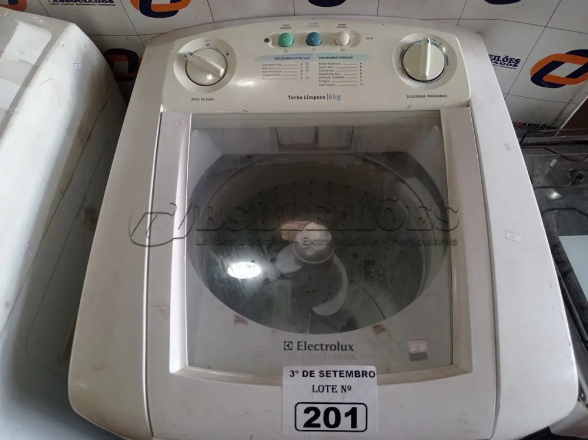 LOTE 201 - 01 MÁQUINA DE LAVAR ROUPAS MARCA ELECTROLUX CAPACIDADE 6KG 220V. (NO ESTADO) ATENÇÃO! FAZER A VISITAÇÃO ANTES DE ARREMATAR, NÃO SABEMOS SE FUNCIONA. LEILÃO NÃO TEM GARANTIA E NEM DEVOLUÇÃO, SUJEITO A POSSÍVEIS AVARIAS VISÍVEIS/OCULTAS E/OU AUSÊNCIA DE COMPONENTES.