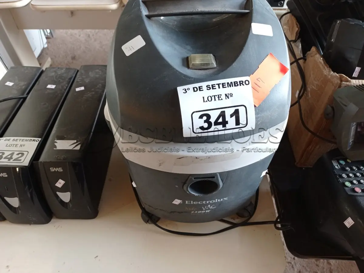 LOTE 341 - 01 ASPIRADOR DE PÓ MARCA ELECTROLUX. (NO ESTADO) ATENÇÃO! FAZER A VISITAÇÃO ANTES DE ARREMATAR, NÃO SABEMOS SE FUNCIONA. LEILÃO NÃO TEM GARANTIA E NEM DEVOLUÇÃO, SUJEITO A POSSÍVEIS AVARIAS VISÍVEIS/OCULTAS E/OU AUSÊNCIA DE COMPONENTES.