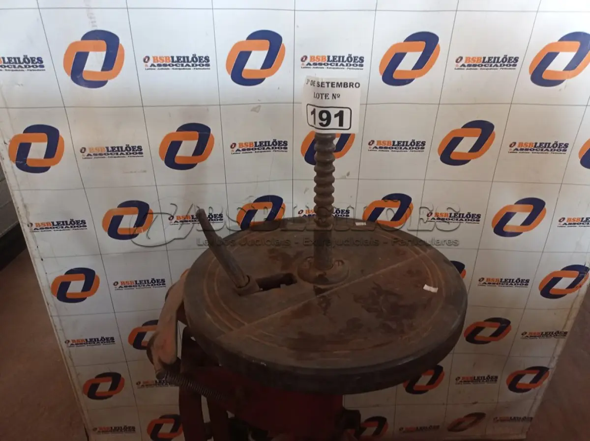 LOTE 191 - 01 MÁQUINA DE DESMONTAR PNEU. (NO ESTADO) ATENÇÃO! FAZER A VISITAÇÃO ANTES DE ARREMATAR, NÃO SABEMOS SE FUNCIONA. LEILÃO NÃO TEM GARANTIA E NEM DEVOLUÇÃO, SUJEITO A POSSÍVEIS AVARIAS VISÍVEIS/OCULTAS E/OU AUSÊNCIA DE COMPONENTES.