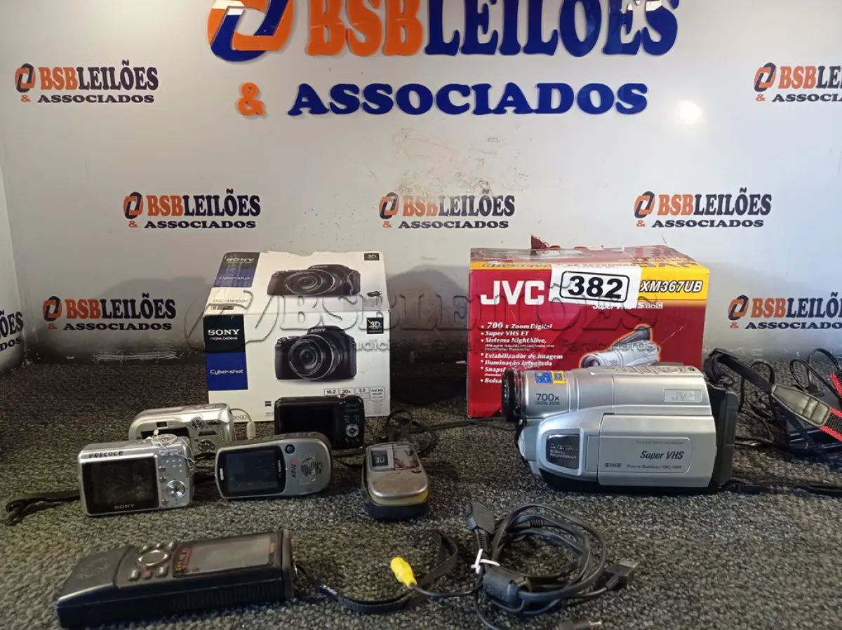 LOTE 382 - 03 CÂMERAS FOTOGRÁFICAS, 02 GPS E 01 FILMADORA MARCAS E MODELOS DIVERSOS. (NO ESTADO) ATENÇÃO! FAZER A VISITAÇÃO ANTES DE ARREMATAR, NÃO SABEMOS SE FUNCIONA. LEILÃO NÃO TEM GARANTIA E NEM DEVOLUÇÃO, SUJEITO A POSSÍVEIS AVARIAS VISÍVEIS/OCULTAS E/OU AUSÊNCIA DE COMPONENTES.