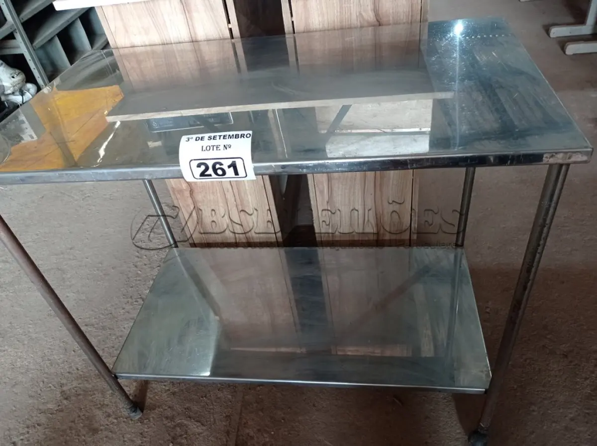 LOTE 261 - 01 MESINHA EM INOX. (NO ESTADO) ATENÇÃO! FAZER A VISITAÇÃO ANTES DE ARREMATAR, NÃO SABEMOS SE FUNCIONA. LEILÃO NÃO TEM GARANTIA E NEM DEVOLUÇÃO, SUJEITO A POSSÍVEIS AVARIAS VISÍVEIS/OCULTAS E/OU AUSÊNCIA DE COMPONENTES.