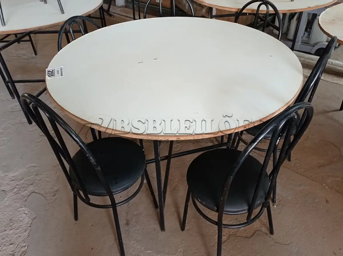 LOTE 255 - 01 MESA DE FERRO COM BASE DOBRÁVEL, TAMPO EM MADEIRA E 06 CADEIRAS DE FERRO COM ASSENTO ALMOFADADO. (NO ESTADO) ATENÇÃO! FAZER A VISITAÇÃO ANTES DE ARREMATAR, NÃO SABEMOS SE FUNCIONA. LEILÃO NÃO TEM GARANTIA E NEM DEVOLUÇÃO, SUJEITO A POSSÍVEIS AVARIAS VISÍVEIS/OCULTAS E/OU AUSÊNCIA DE COMPONENTES.