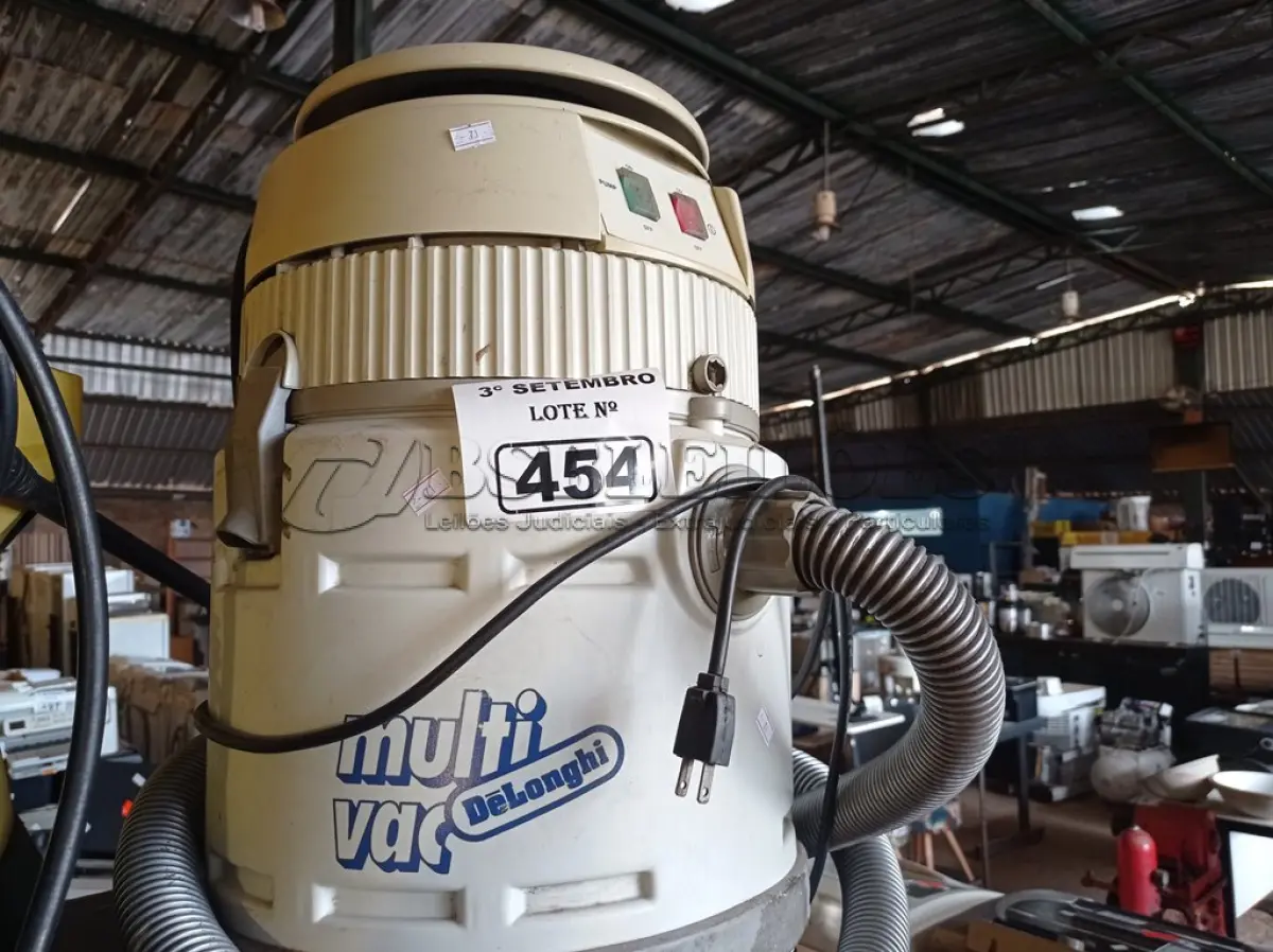 LOTE 454 - 01 ASPIRADOR DE PÓ MULTI VAC. (NO ESTADO) ATENÇÃO! FAZER A VISITAÇÃO ANTES DE ARREMATAR, NÃO SABEMOS SE FUNCIONA. LEILÃO NÃO TEM GARANTIA E NEM DEVOLUÇÃO, SUJEITO A POSSÍVEIS AVARIAS VISÍVEIS/OCULTAS E/OU AUSÊNCIA DE COMPONENTES.