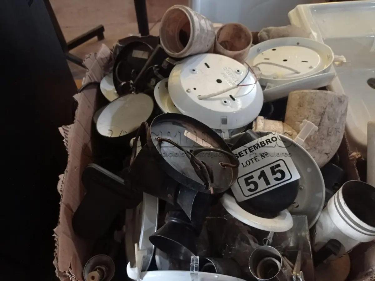 LOTE 515 - 01 LOTE COM VÁRIAS SUCATAS DE LUMINÁRIAS. (NO ESTADO) ATENÇÃO! FAZER A VISITAÇÃO ANTES DE ARREMATAR, NÃO SABEMOS SE FUNCIONA. LEILÃO NÃO TEM GARANTIA E NEM DEVOLUÇÃO, SUJEITO A POSSÍVEIS AVARIAS VISÍVEIS/OCULTAS E/OU AUSÊNCIA DE COMPONENTES.